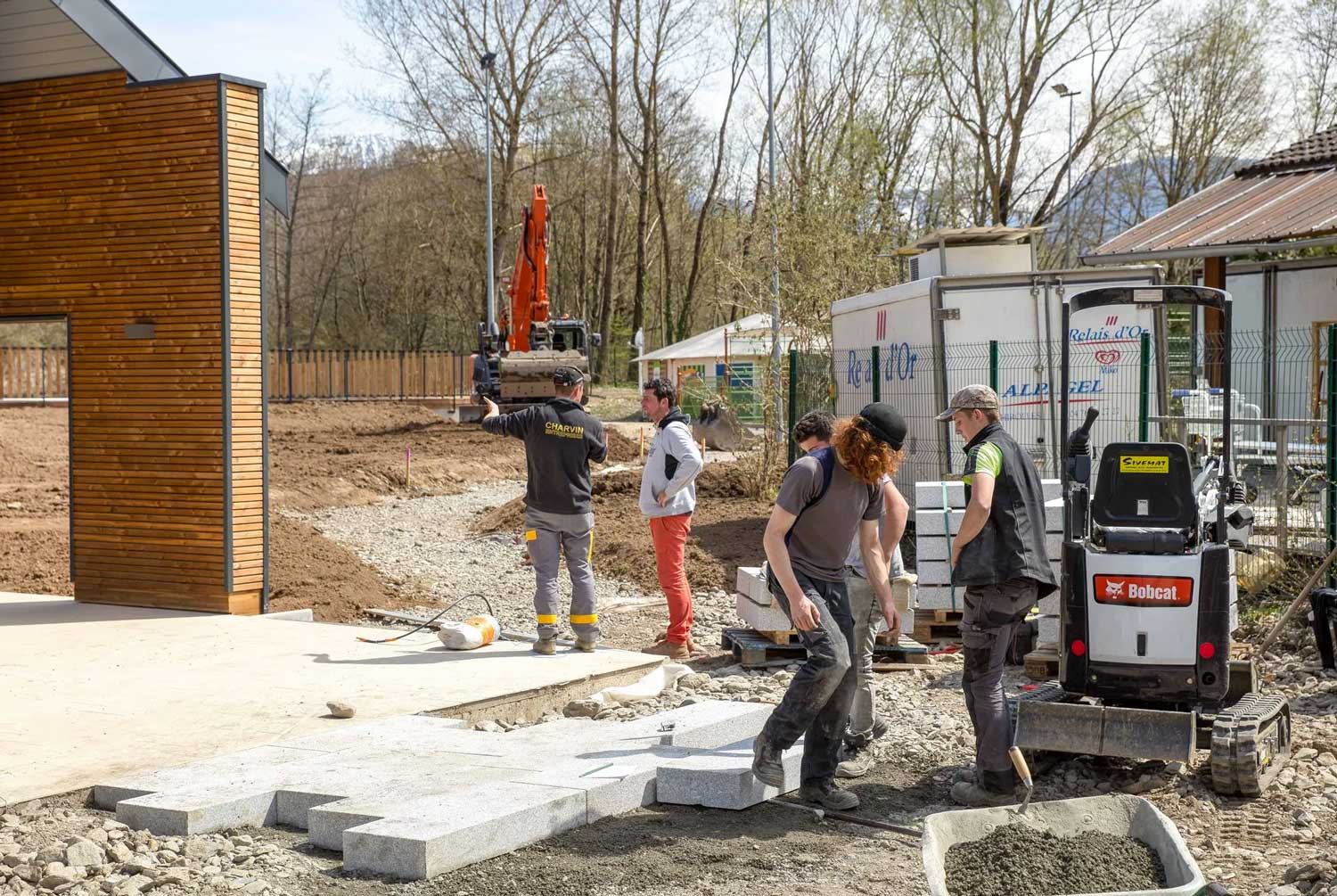 Travaux d'aménagement en bois et maçonnerie