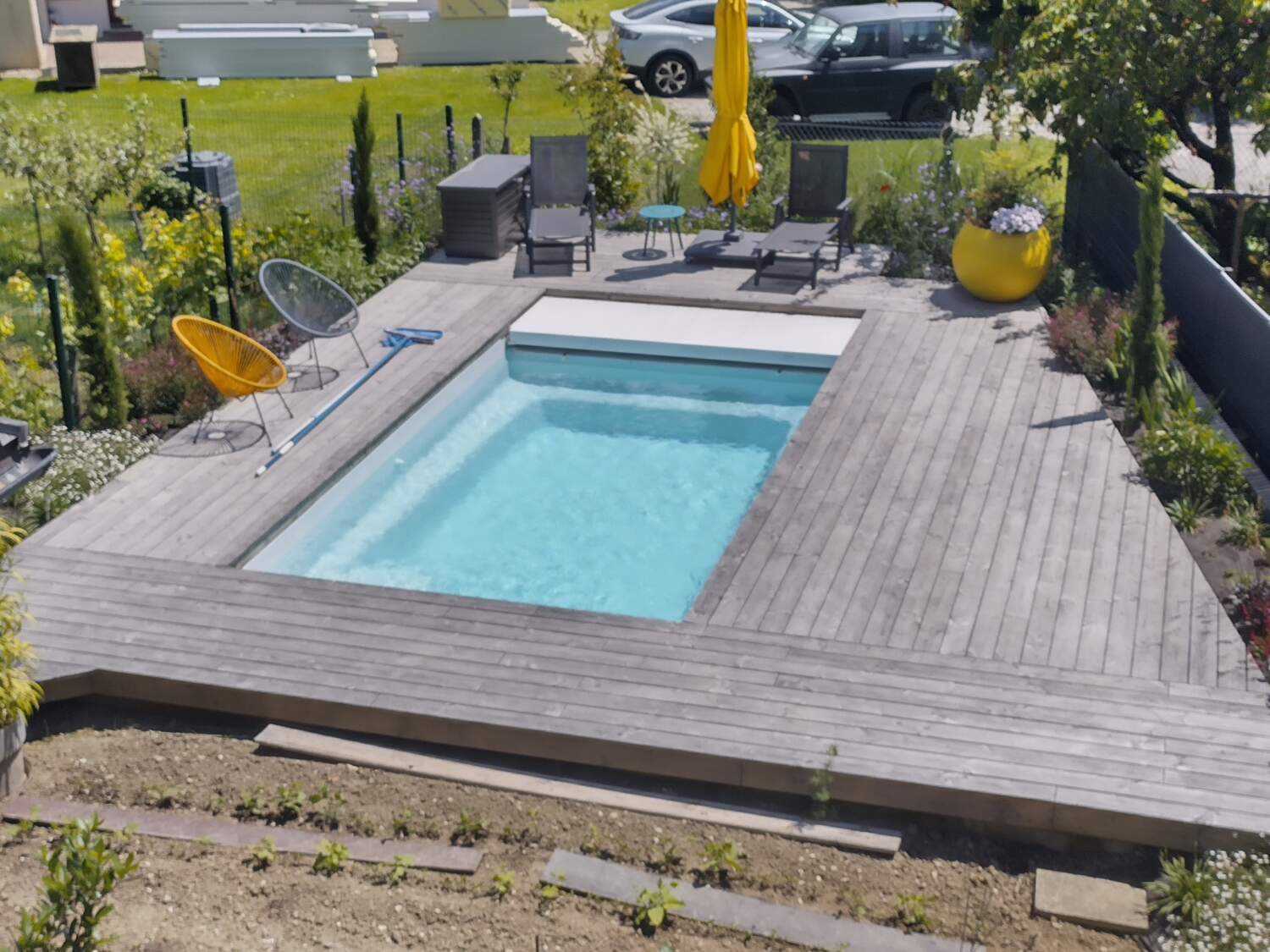 Piscine et terrasse bois au bord du lac d'Annecy 